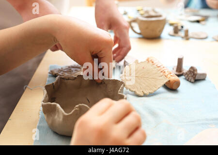 Keramikwerkstatt für Kinder. Kreative Kurse für Kinder. Keramik für Kinder. Manuelle-Workshops für Kinder, Ton-Spritzgießen Stockfoto