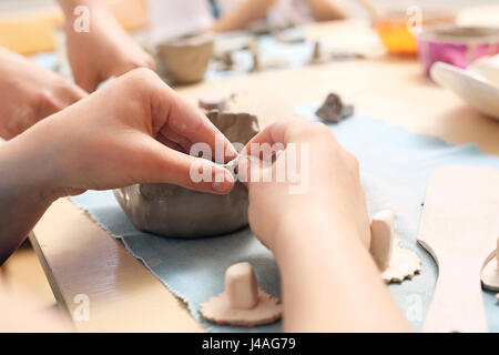 Keramikwerkstatt für Kinder. Kreative Kurse für Kinder. Keramik für Kinder. Manuelle-Workshops für Kinder, Ton-Spritzgießen Stockfoto