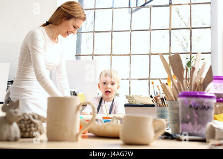 Keramikwerkstatt für Kinder. Kreative Kurse für Kinder. Keramik für Kinder. Manuelle-Workshops für Kinder, Ton-Spritzgießen Stockfoto