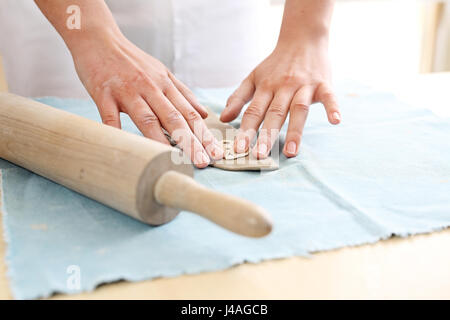 Clay Malerei Kunst-Workshops, molding Clay. Künstlerische Keramik. Handarbeit. Dekoration von Keramik. Weibliche Hände Ton aus Ton. Stockfoto