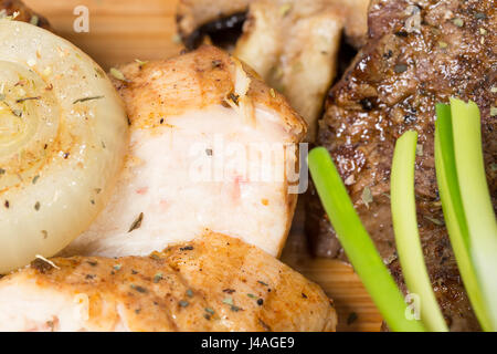 Gemischtes Grillfleisch Teller mit Gemüse und Saucen. Makro. Foto kann als ganze Hintergrund verwendet werden. Stockfoto