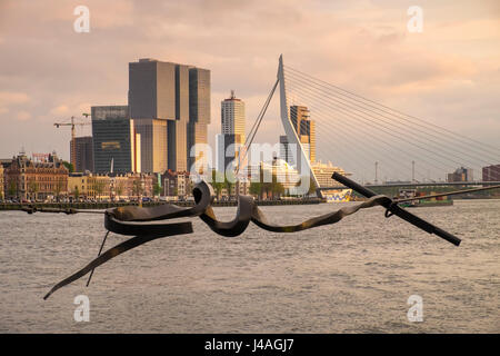 Beispiele der modernen Architektur einschließlich der Erasmusbrücke und De Rotterdam gesehen entlang der Maas, Rotterdam, Niederlande. Stockfoto