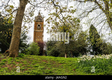 Cabot Tower von Brandon Hill Park gesehen. Bristol, England UK. Ein jahrhundertealte 105ft-Turm, inmitten der wunderschönen Parklandschaft von Brandon Hill in der Nähe von Park Stockfoto