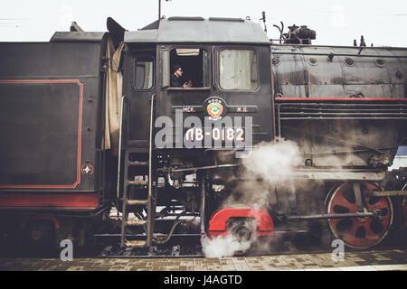 Moskau, Russland - 4. April 2015: Der Fahrer in der Kabine der alten Lokomotive. Retro Stockfoto
