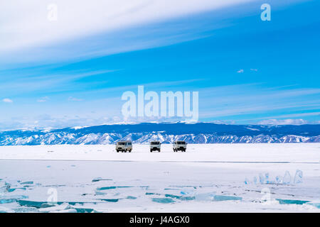 Graue Autos bleiben auf verschneiten Oberfläche des gefrorenen Baikalsee in Russland Stockfoto