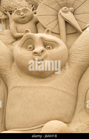 Kung Fu Panda Sandskulptur des Bildhauers Lee Tetzner, eine der fantastischen Sandskulpturen in Sandworld, Weymouth, Dorset UK im Mai Stockfoto