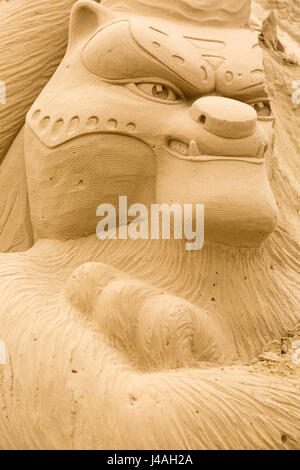 Kung Fu Panda Sandskulptur des Bildhauers Lee Tetzner, eine der fantastischen Sandskulpturen in Sandworld, Weymouth, Dorset UK im Mai Stockfoto