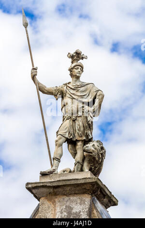 Statue der Stärke bzw. Statue des Mars mit Speer und Löwen am Tor der Stärke/Teil des Cork Hill Gate in Dublin Castle, Dublin, Irland. Stockfoto