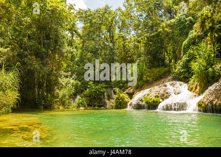 Die Nicho Wasserfall in Scambray Bergen. Provinz Cienfuegos, Kuba. El Nicho Wasserfälle ist Teil des Naturparks Collantes. Stockfoto