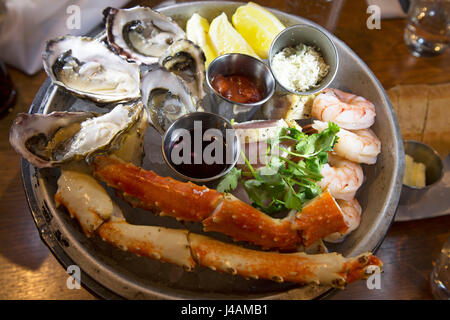 Eine Meeresfrüchte-Platte mit regionalen Produkten serviert in Vancouver, Kanada. Das Essen ist lokal bezogen.