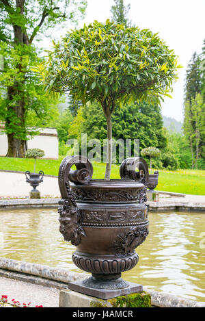 Ettal, Deutschland - 5. Juni 2016: Metallische Vase mit schönen Ornamenten bei Linderhof Palace, südwestlichen Bayern, Germany Stockfoto