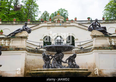 Bayern, Deutschland - 5. Juni 2016: Blick auf den Brunnen in Linderhof Palace Garten, Südwest-Bayern, Deutschland Stockfoto