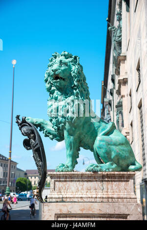 München, Deutschland - 7. Juni 2016: Bayerische Löwenstatue im Münchner Alte Residenz Palace in Odeonsplatz. München, Bayern, Deutschland. München ist die Landeshauptstadt und Stockfoto