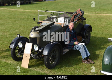 Oldtimer-Besitzer entspannende neben seinem 1925 Bullnose Morris motor Oldtimer am Malvern zeigen Uk 2017 Stockfoto