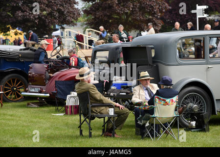 Oldtimer-Besitzer entspannende neben ihren motor Oldtimer am Malvern zeigen Uk 2017 Stockfoto