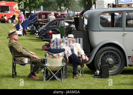 Oldtimer-Besitzer entspannende neben ihren motor Oldtimer am Malvern zeigen Uk 2017 Stockfoto