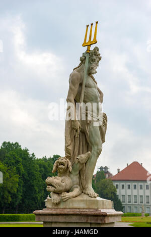 München, Deutschland - Juni 8. 2016: Statue von Pluto von Dominik Auliczek. Schloss Nymphenburg - Burg der Nymphe. München, Bayern, Deutschland Stockfoto