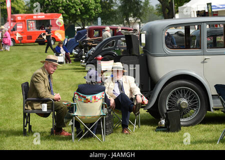 Oldtimer-Besitzer entspannende neben ihren motor Oldtimer am Malvern zeigen Uk 2017 Stockfoto