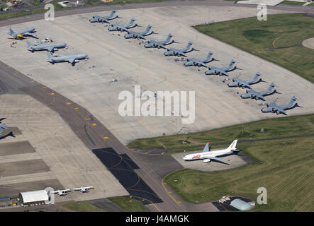 Zehn A.400 Grizzly Transportflugzeuge dominieren die Rampe zu RAF Brize Norton zusammen mit Airbus A.330 Tanker. Stockfoto