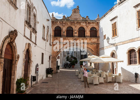 Largo Arcivescovo Teodoro Trinchera und der schönen gotischen Loggia im "Centro Storico" von Ostuni, Apulien, Italien Stockfoto