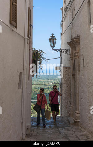 Ein Blick auf die Küste von Vico Pergola, Ostuni, Apulien, Italien Stockfoto