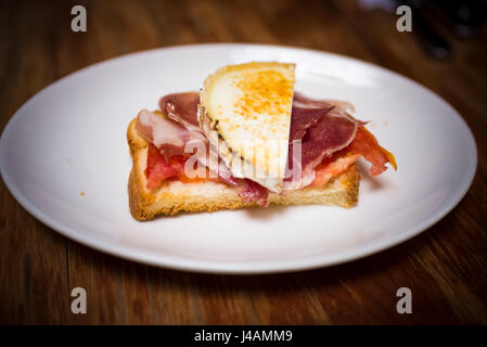 Tapa iberischen Schinken und Ziegenkäse. Logroño, La Rioja, Spanien, Europa Stockfoto