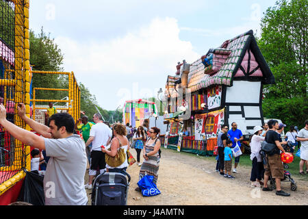 Die "Crooked Cottage' bei einer Bank Holiday Familie Kirmes, London, UK Stockfoto