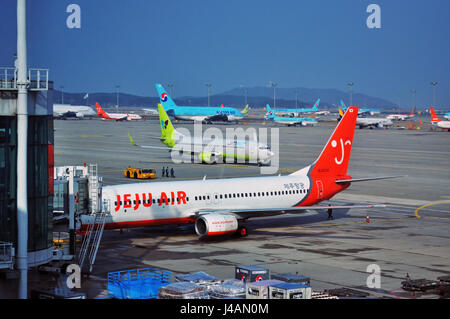 SEOUL, Südkorea - 9. April 2017 - koreanische Billigfluggesellschaft Jeju Air am Incheon International Airport (ICN), der größte Flughafen in Südkorea. Stockfoto