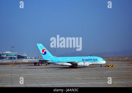 SEOUL, Südkorea - 9. April 2017 - Korean Air Airbus A380-800 Rollen entlang der Piste in Incheon International Airport. Stockfoto