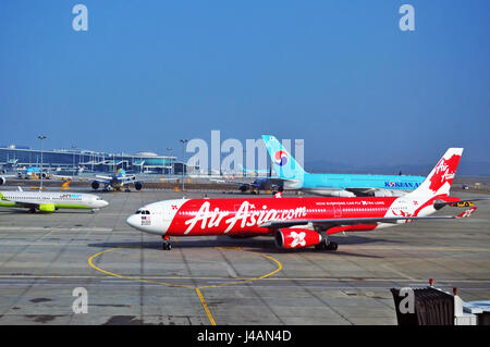 SEOUL, Südkorea - 9. April 2017 - AirAsia X Flugzeug landete in Incheon International Airport. AirAsia ist einer der größten low cost Carrier Asiens Stockfoto