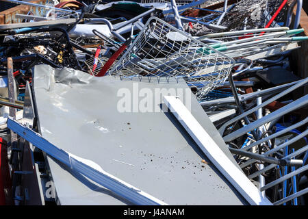 Ein Haufen Schrott Metall warten recycelt werden Stockfoto