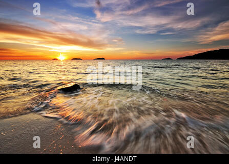 Schöner Sonnenuntergang am Strand in Kota Kinabalu, Sabah, Borneo, Malaysia. Stockfoto