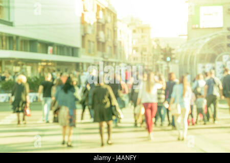 nicht erkennbar Fußgänger in modernen Stadtstraße Weichzeichnen abstrakten Menschen Hintergrund Stockfoto