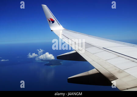 KOTA KINABALU, MALAYSIA - 5. April 2017: Malaysia Airlines MAB Logo Flugzeug im Flug mit Flugzeug Flügel-Logo... Stockfoto