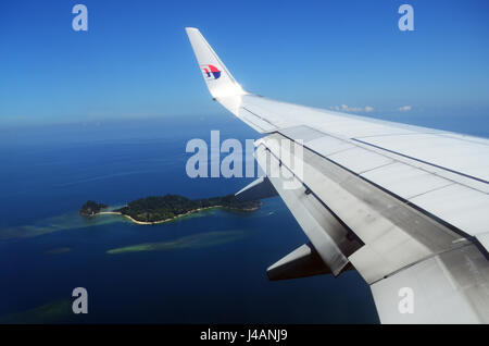 KOTA KINABALU, MALAYSIA - 5. April 2017: Malaysia Airlines MAB Logo Flugzeug im Flug mit Flugzeug Flügel-Logo... Stockfoto