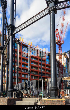 Wieder viktorianischen Gasometer und den Bau von Wohnblöcken in der Sanierung von King's Cross, London, UK, 2015 Stockfoto