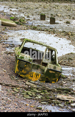Einen verlassenen baufälligen Boot eingebettet in den Schlamm der Themse vorland an der North Greenwich, London, UK Stockfoto