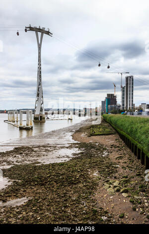 Themse bei Ebbe, North Greenwich, London, UK, auf der Suche flussabwärts mit dem Kabel Emirate - Auto im Hintergrund Stockfoto