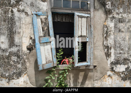 Kleine Statuen in baufälligen Haus, Malacca, Malaysia Stockfoto