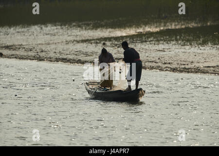 Fischer an einem perfekten Tag, Sundarbans Nationalpark, berühmt für seine Royal Bengal Tiger in Bangladesch Stockfoto