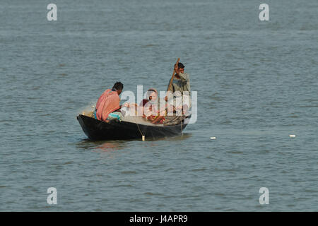 Fischer an einem perfekten Tag, Sundarbans Nationalpark, berühmt für seine Royal Bengal Tiger in Bangladesch Stockfoto