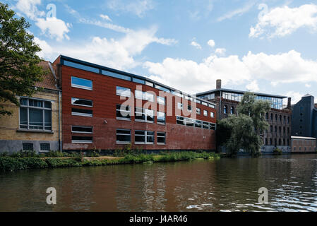 Gent, Belgien - 31. Juli 2016: Kanal im historischen Zentrum von Gent mit malerischen Altbauten Stockfoto