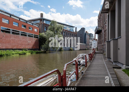 Gent, Belgien - 31. Juli 2016: Kanal im historischen Zentrum von Gent mit malerischen Altbauten Stockfoto