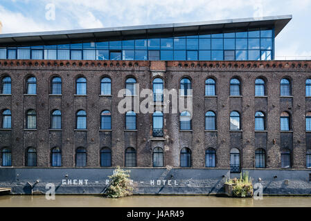 Gent, Belgien - 31. Juli 2016: Kanal im historischen Zentrum von Gent mit alten Industriegebäude Stockfoto