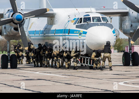 Kiew, Ukraine - 24. April 2012: Anti-Terror-Sondereinheiten trainieren, um das Flugzeug von den Terroristen gefangen genommen Angriff Stockfoto