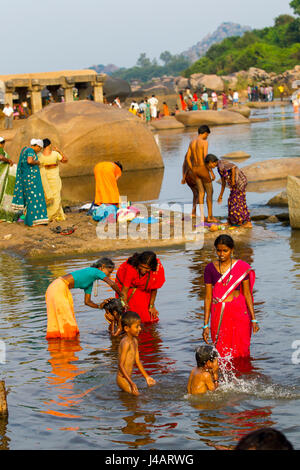 Inder Baden am Fluss Tungabhadra, Hampi, Karnataka, Indien Stockfoto