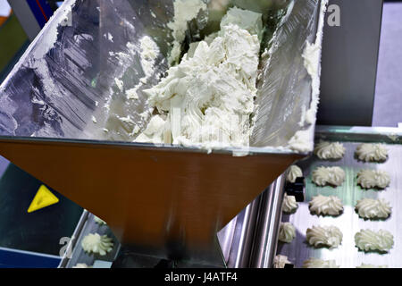 Förderband für die Herstellung von Marshmallows, Süßigkeiten und cremefarbenen Rosen Stockfoto