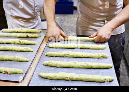 Rollen Sie den Teig vor dem Backen Brot in einer Bäckerei Stockfoto