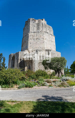La Tour Magne ist ein 18m steinerne Aussichtsturm, Teil der römischen Stadtmauer aus dem Augustiner-Ära, mit Panoramablick. Stockfoto