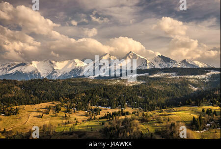 Der Frühling kommt zu den schneebedeckten Bergen der hohen Tatra. Hohe Tatra ist ein Gebirgszug entlang der Grenze der Nordslowakei und Südpolen. Stockfoto